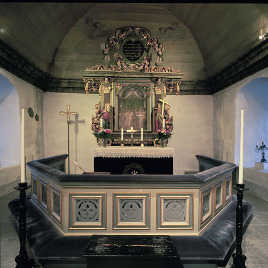 Altaruppsatsen från 1700-talet. Altarringen är från sent 1800-tal.