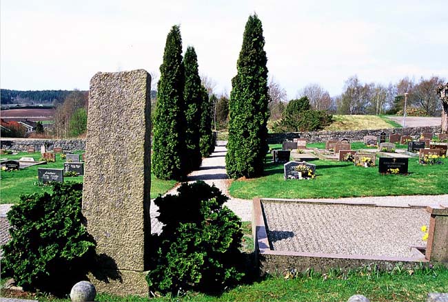 Kyrkogårdens yngre del längst i söder.