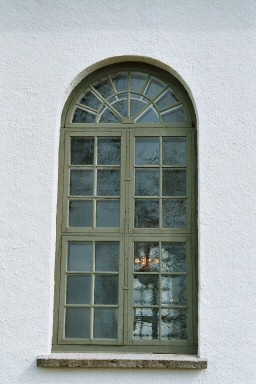 Långhusfönster på Önums kyrka. Neg.nr. 04/106:15. JPG.