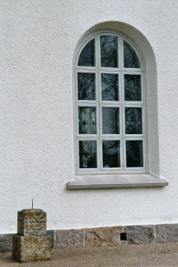 Långhusfönster på Larvs kyrka och solur. Neg.nr. 04/114:08. JPG. 