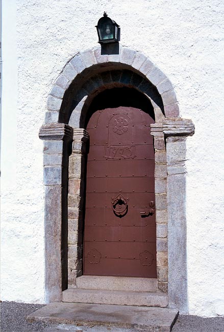 Sydportalen. Observera årtalet "1923" i dörrens smide, det år då portalen restaurerades.