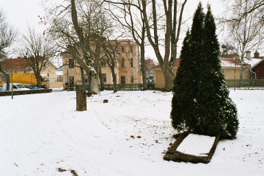Kyrkparken vid Hjo kyrka med enstaka gravstenar från 1700-talet. Neg.nr. 03/242:13. JPG. 