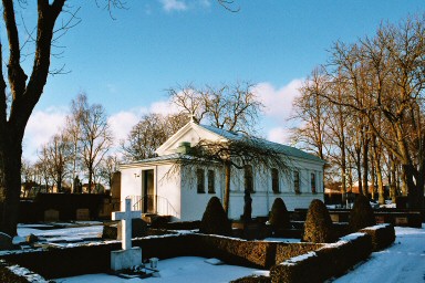 Hjo kyrkogård och gravkapell från sydost. Neg.nr. 03/240:03. JPG. 