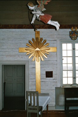 Nyklassicistiskt altarkors i Mofalla kyrkas kor. Neg.nr. 03/225:21. JPG.