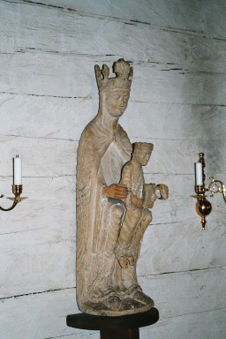 Romansk träskulptur av tronande madonna. Neg.nr. 03/224:05. JPG.
