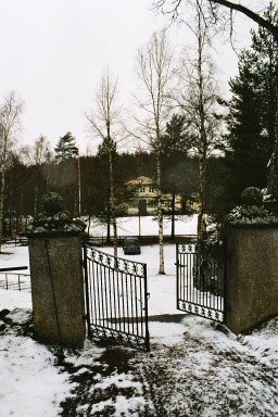 Ingång i norr till Korsberga kyrkogård. Neg.nr. 03/232:02. JPG. 