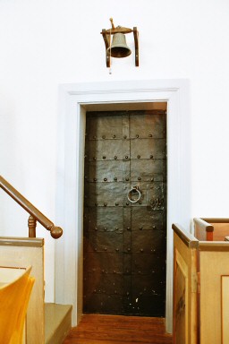 Medeltida dörr och primklocka i Korsberga kyrka. Neg.nr. 03/233:10. JPG.