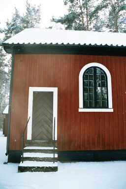 Koringång och fönster på Svärtans kapell. Neg.nr. 03/243:11. JPG.