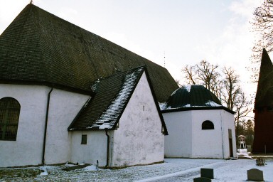 Exteriör av Norra Fågelås kyrka med den medeltida sakristian och det Stackelbergska gravkoret. Neg.nr. 03/239:24. JPG. 