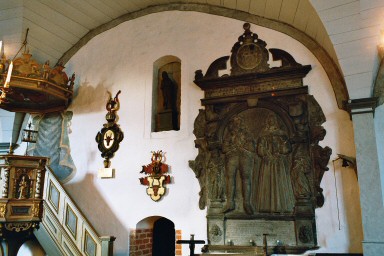Korvägg mot sakristia med porträttgravsten över Carl Hård i Norra Fågelås kyrka. Neg.nr. 03/239:07. JPG.