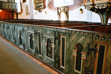 Bänkinredning med dörrar från 1651 i Norra Fågelås kyrka. Neg.nr. 03/240:17. JPG.
