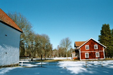 Södra Fågelås kyrka med intilliggande f.d. ålderdomshem och sockenmagasin. Neg.nr. 03/246:22. JPG. 