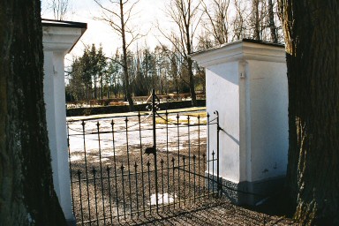 Putsade grindstolpar vid ingång till Södra Fågelås kyrkogård. Neg.nr. 03/245:12. JPG. 