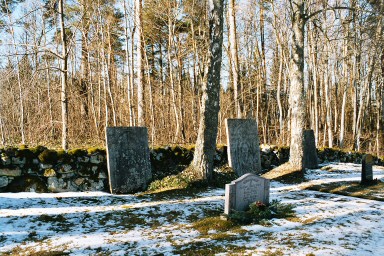 Gravhällar på Södra Fågelås kyrkogård. Neg.nr. 03/245:01. JPG. 
