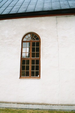 Långhusfönster och stötfog på Ransbergs kyrka. Neg.nr. 03/227:01. JPG. 