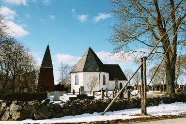 Breviks kyrka och kyrkogård från öster. Neg.nr. 03/247:02. JPG. 