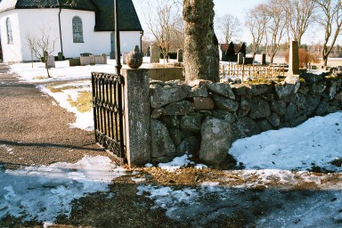 Östra ingången till Breviks kyrkogård med gråtstenen. Neg.nr. 03/248:15. JPG. 
