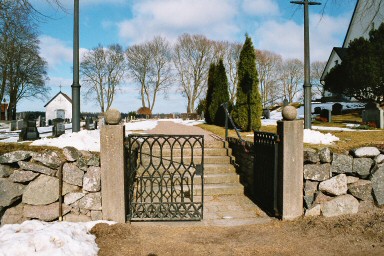 Södra ingången till Breviks kyrkogård. Neg.nr. 03/247:07. JPG. 