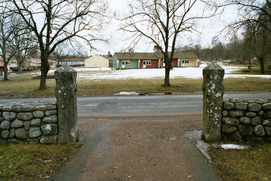 Östra ingången till Undenäs kyrkogård. Neg.nr. 03/259:01. JPG. 