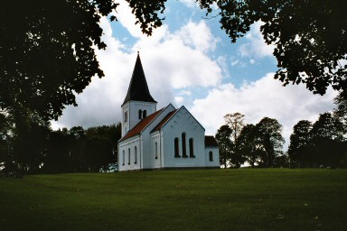 Suntaks nya kyrka och kyrkogård från nordost. Neg.nr. 04/308:04. JPG. 
