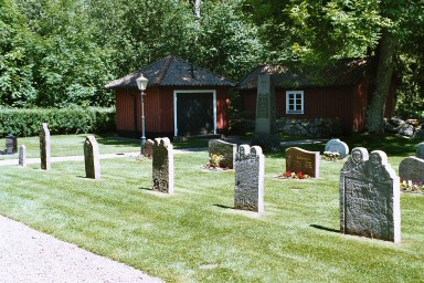 Gravstenar från 1600-talet på Fiskebäcks kyrkogård. Neg.nr. 04/168:24. JPG.