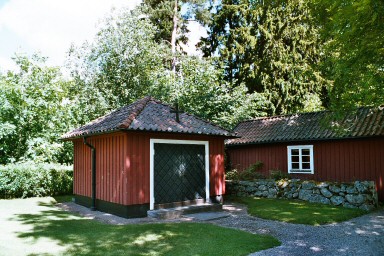 Bårhus och ekonomibyggnad vid Fiskebäcks kapell. Neg.nr. 04/168:23. JPG. 