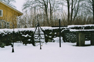 Smideskors och medeltida altare på Öreryds kyrkogård. Neg.nr. B963_050:24. JPG. 