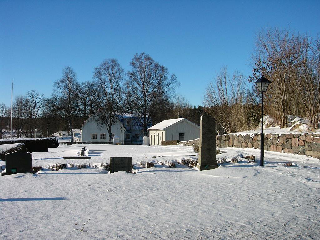 Kyrkogården mot skolan.