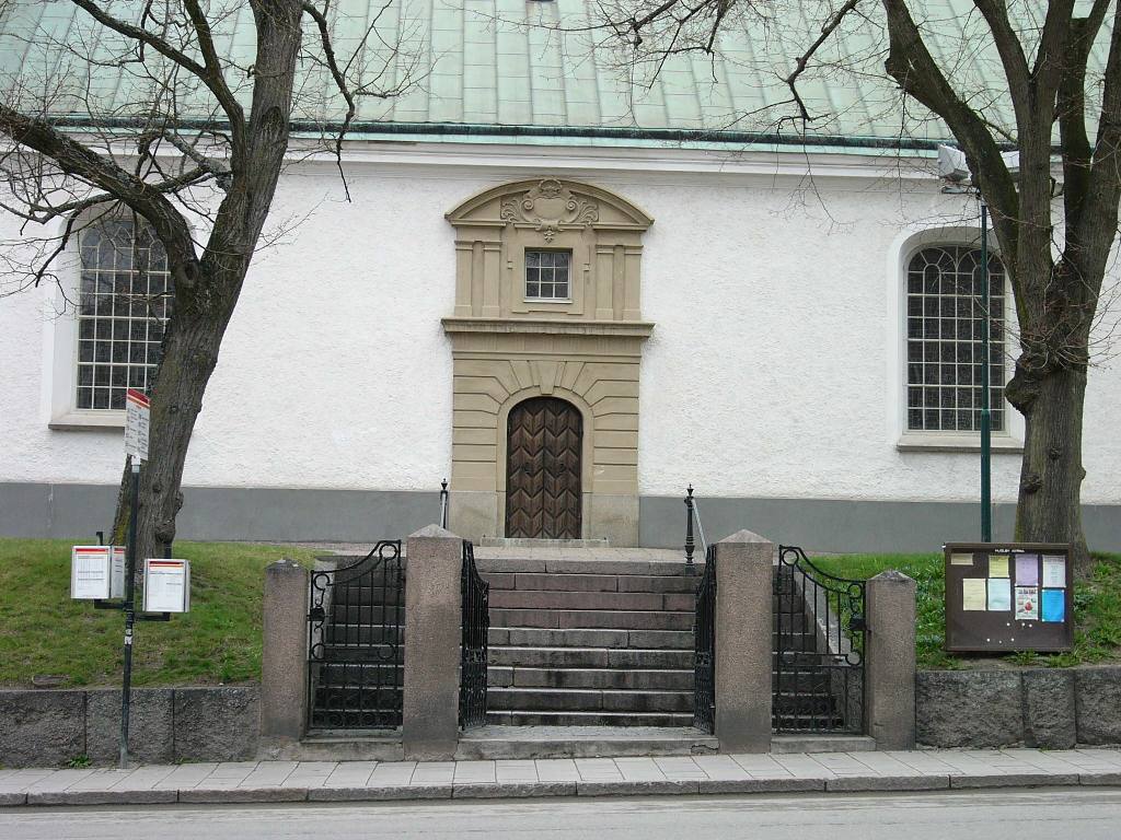 Mjölby kyrka, södra ingången.