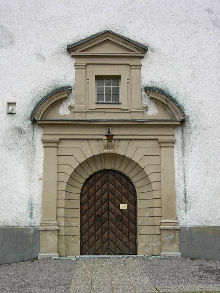 Mjölby kyrka, västportalen.