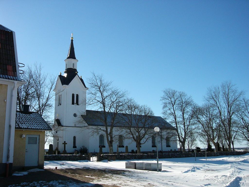 Högby kyrka sydöst med skolan i förgrunden.