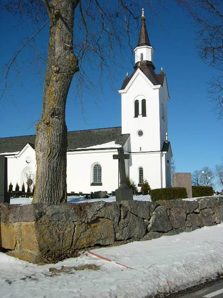 Högby kyrka från sydöst.