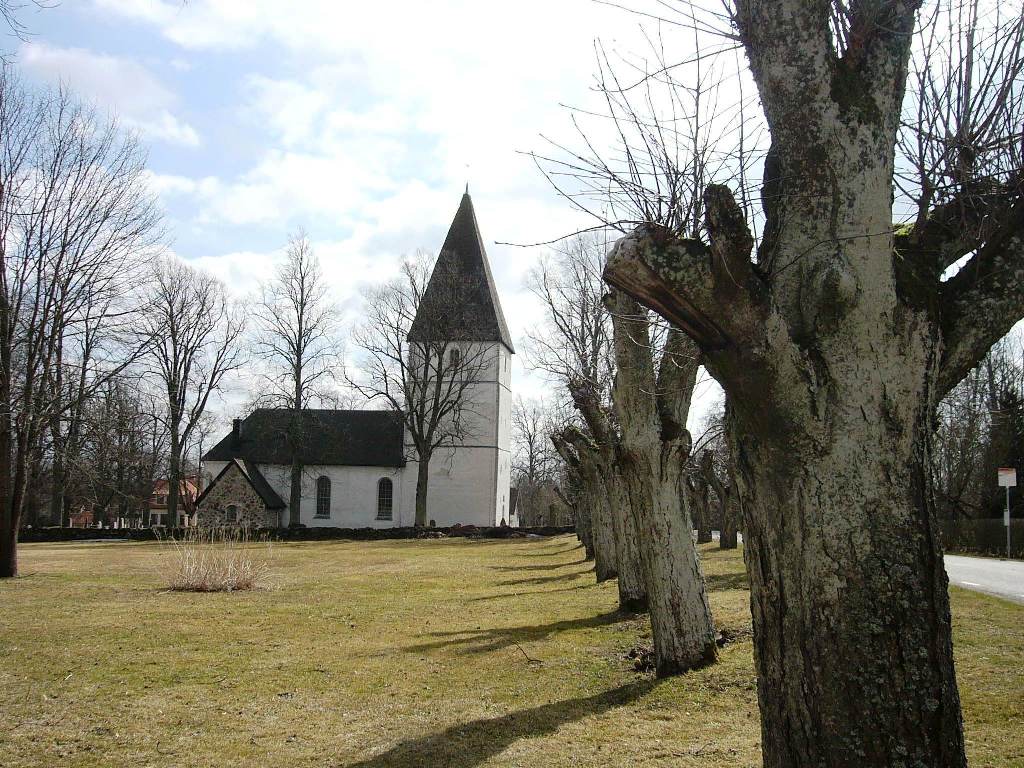 Bjälbo kyrka med resterna av alléen, från norr.