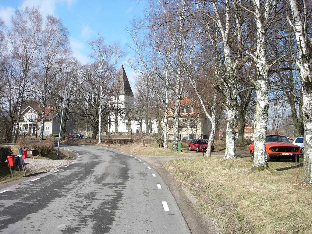 Bjälbo kyrka med med skolbyggnaderna, från sydöst.