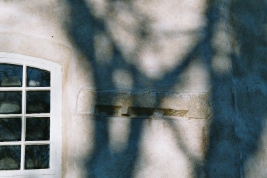 Del till medeltida fönsteromfattning i Lugnås kyrkas sydfasad. Negnr 04/269:07.jpg