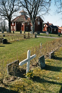 Sjötorps kyrkogård, sedd från sydöst. Neg.nr 04/288:22.jpg