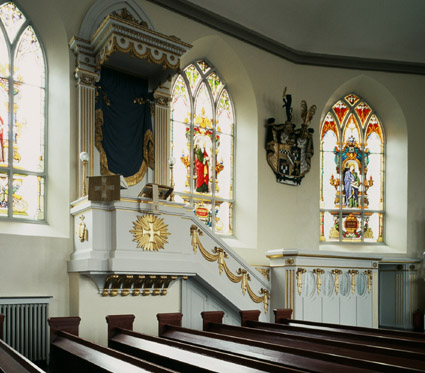 Predikstolen och prästetstolen med utsmyckningar av Mattias Wingmarck, tillverkad 1798.