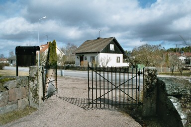 Östra grinden till Södra begravningsplatsen i Mariestad. Neg.nr 04/363:31.jpg