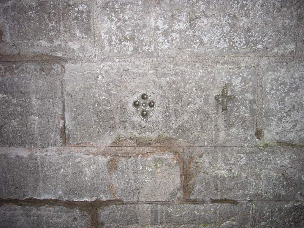 Vadstena klosterkyrka, märken i muren vid den nordöstra portalen.