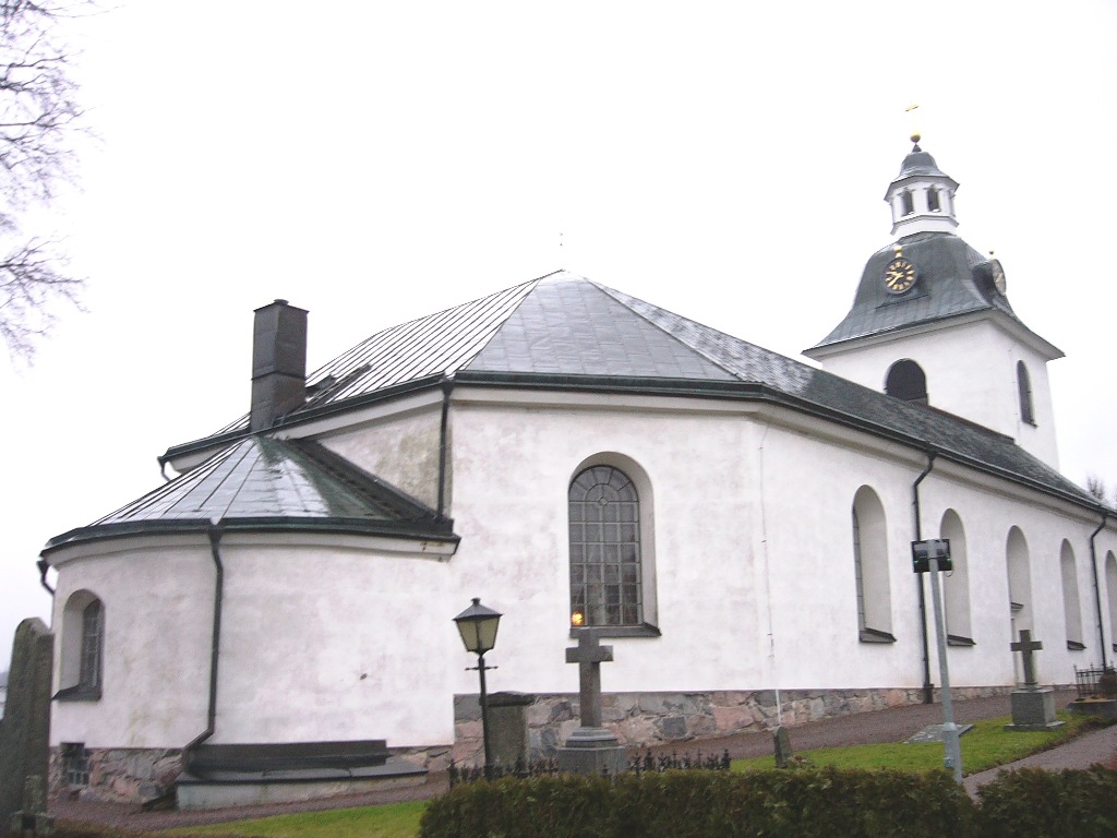 Ringarums kyrka. Kyrkans nordöstra parti med den absidiala sakristian.