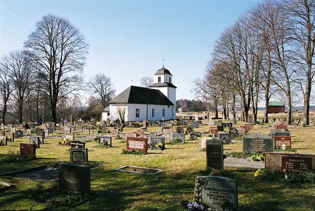 Kyrkogården sedd från nordost. 