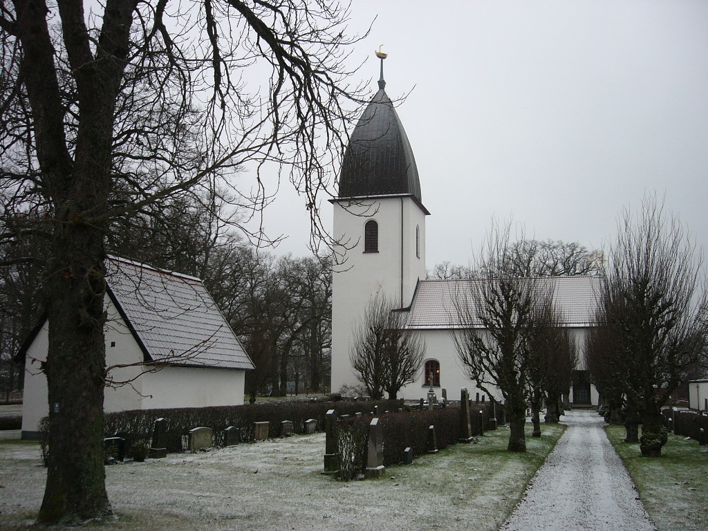 Östra Eds kyrka och boden på kyrkogården, söder.