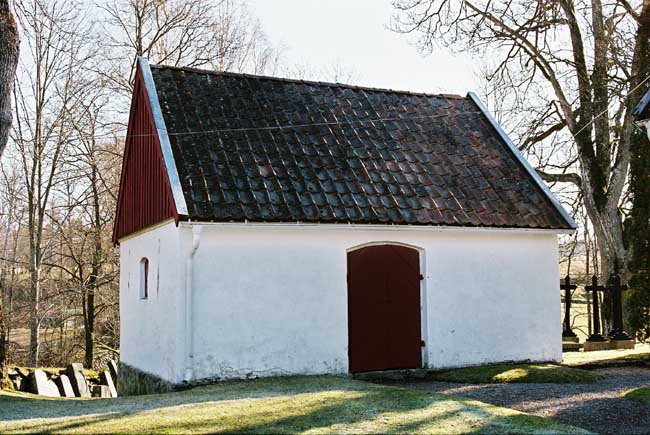 Beijerska gravkoret, som ligger strax intill kyrkans nordöstra hörn, uppfördes år 1768. 