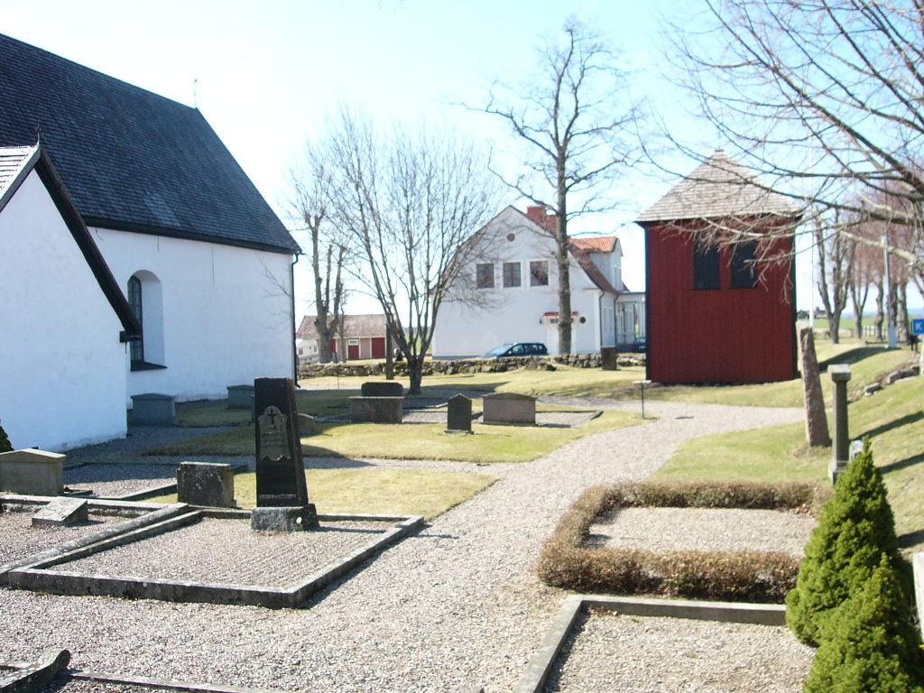 Kumla kyrka, kyrkogård och klockbod från norr.