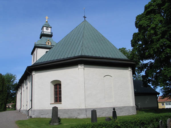 Loftahammars kyrka från öster.