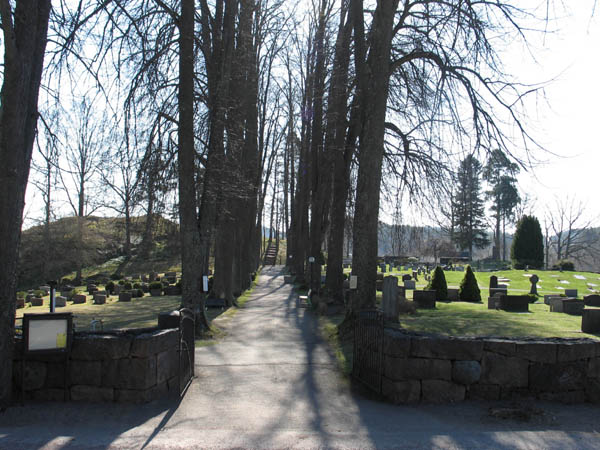 Kyrkogårdens allé mot öster. 