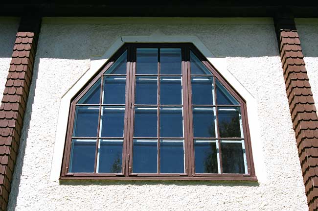 Fönster i södra långhusväggen. 