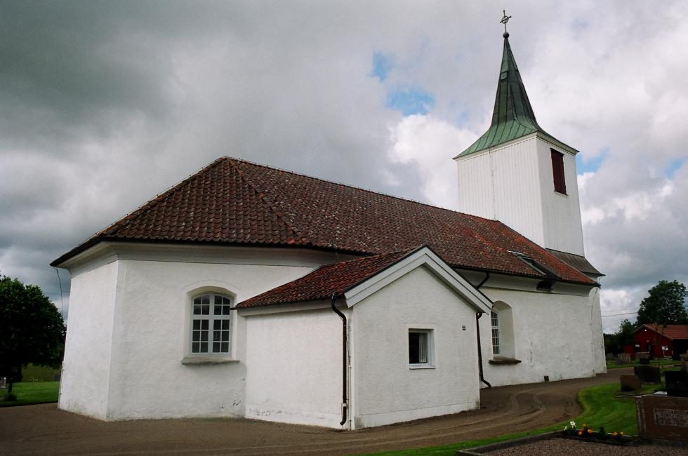 Hålanda kyrka med vidbyggd sakristia i norr, från NÖ.
