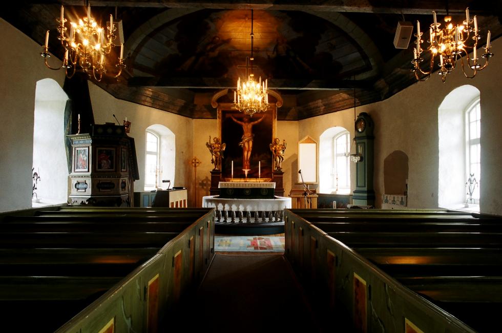 Långhuset i Hålanda kyrka sett mot koret, från V.
