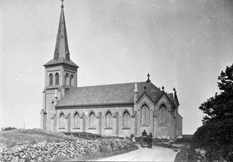 Torekovs kyrka från söder. Kyrkan kraftigt ombyggd 1950-1953.	
	
